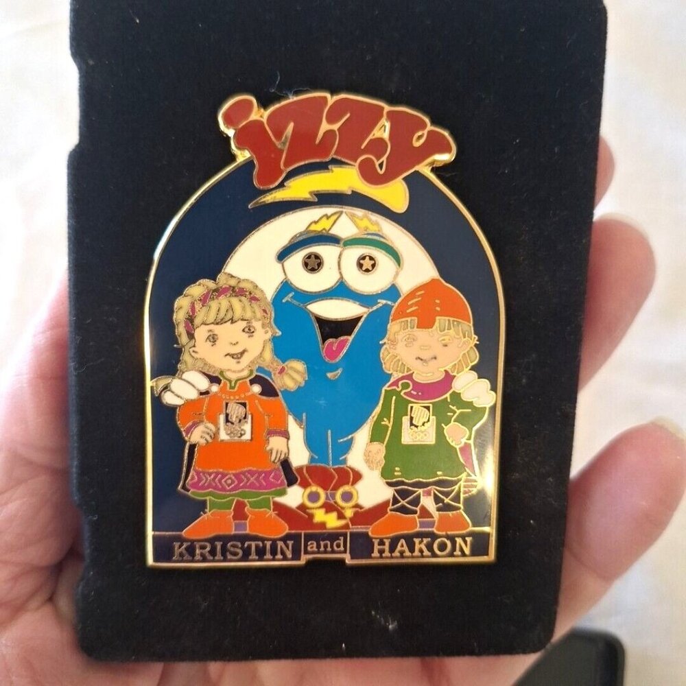 Atlanta 1996 Olympics Izzy Pin Kristin & Hakon Official Limited Edition - Picture 9 of 10